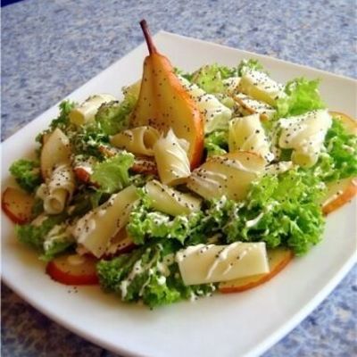Праздничный салат с грушей, сыром и орехами