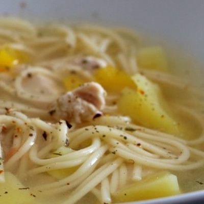 Простой куриный суп со спагетти