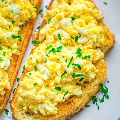 Сытные тосты с яйцом на завтрак за 15 минут