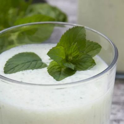 Индийский молочный коктейль из йогурта и мяты