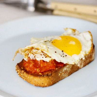 Современные и красивые бутерброды с помидорами и яйцом