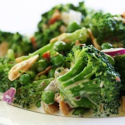 Вкусный салат с брокколи, орешками и ветчиной для сытного перекуса