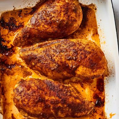 Куриное филе со сливочным маслом и специями в духовке - простое блюдо на каждый день