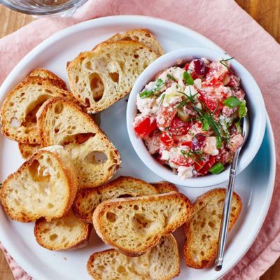 Быстрый и полезный салат с фетой, помидорами и оливками