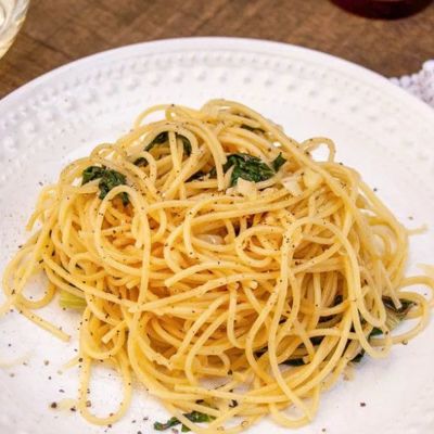 Простой рецепт спагетти с чесночным маслом и сыром