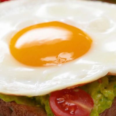 Питательный и вкусный завтрак на все случаи жизни - тост яйцом, авокадо и томатами