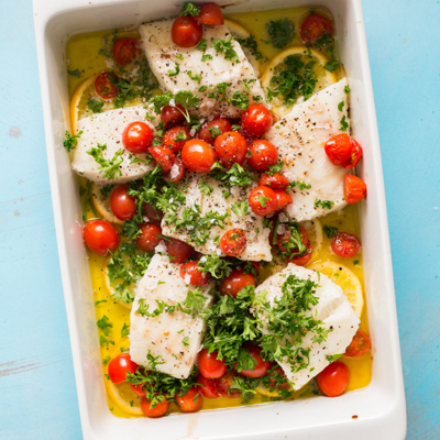 Как вкусно запечь рыбу - с помидорами, чесноком и зеленью