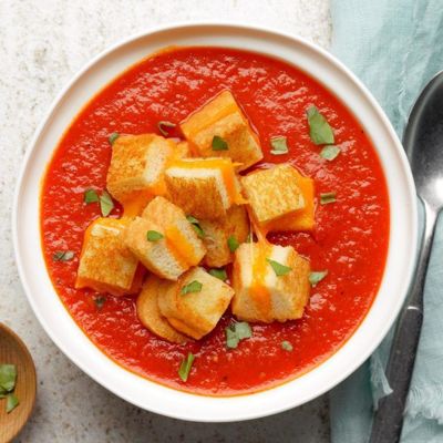Низкокалорийный томатный суп с сырными гренками