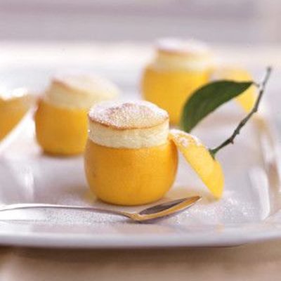 Интересный десерт для романтического ужина: лимоны с суфле