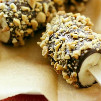 Простейший десерт: банан на палочке в шоколадно-арахисовой глазури
