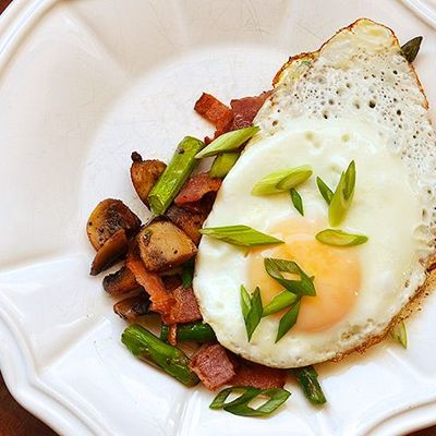 Вкусный завтрак: жареное яйцо с грибами и беконом