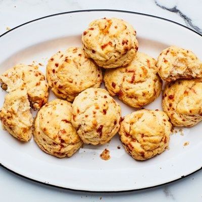 Домашние сырно-чесночные печеньки - отличная альтернатива чипсам