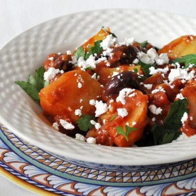 Классический греческий ужин: варёная картошка с помидорами, оливками и сыром фета