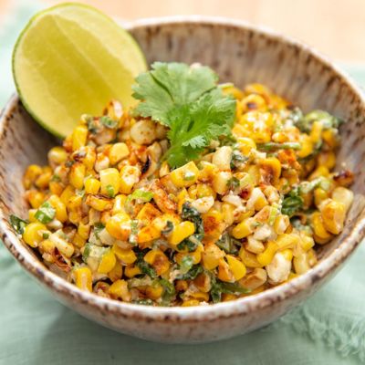 Мексиканский кукурузный салат с зеленью и овощами