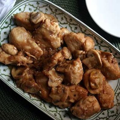 Легкий рецепт куриного филе с грибами в винном соусе