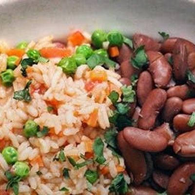 Нежный рис с фасолью и зеленым горошком по-домашнему