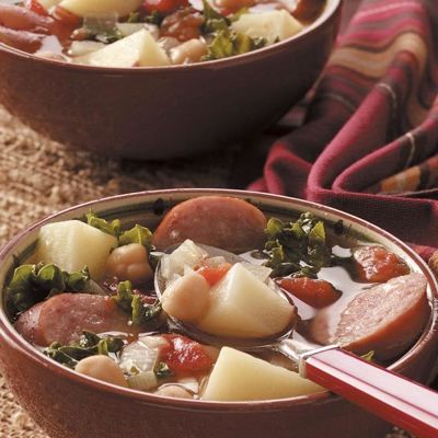 Ароматный суп с колбасой и овощами на курином бульоне