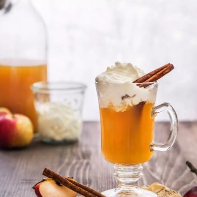 Изысканный алкогольный коктейль на основе яблочного сидра