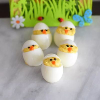 Забавные цыплята из фаршированных яиц - пасхальная закуска для детей