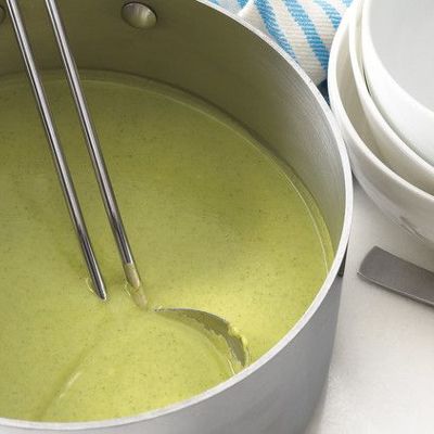Весенний крем-суп из брокколи на основе куриного бульона