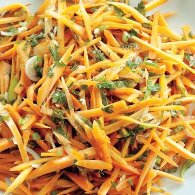 Простой гарнир из моркови с зеленью к жареным блюдам