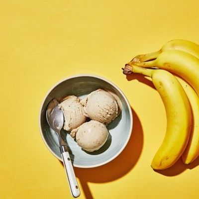Простейшее банановое мороженое - вкусно и полезно