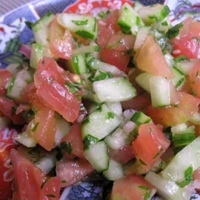 Легкий салатик из огурцов и помидоров для жарких дней