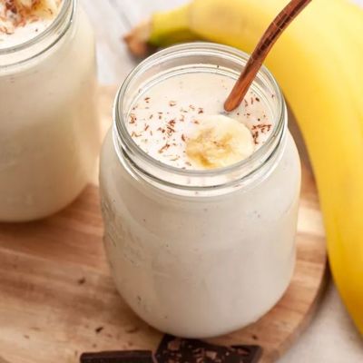Вкусный банановый смузи для легкого летнего завтрака