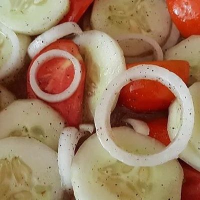 Легкий летний салат из помидоров и огурцов в уксусной заправке