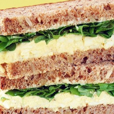 Сытный сэндвич с яичной начинкой за 5 минут