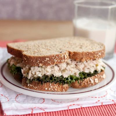 Простой салат с тунцом для гарнира или сэндвичей