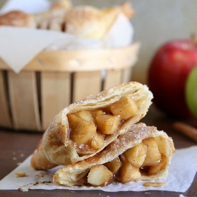 Домашние вкусные слойки с яблочной начинкой