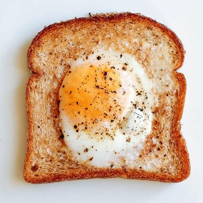 Оригинальный вариант тоста с яйцом на завтрак