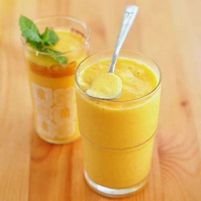 Освежающий смузи с манго и бананом для жарких летних дней