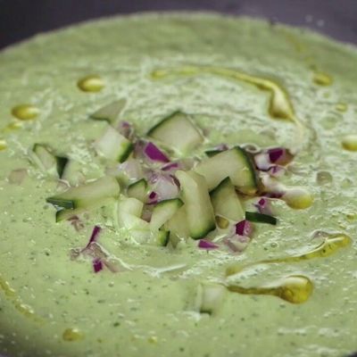 Холодный огуречный суп со сметаной и зеленью