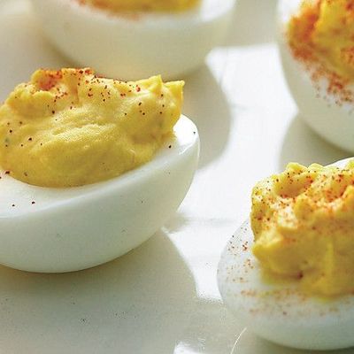 Пикантные фаршированные яйца к праздничному столу