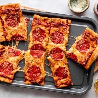 Пицца пепперони с сыром и ароматными приправами