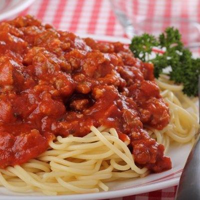Шикарные спагетти с мясным соусом - отличный вариант для семейного ужина