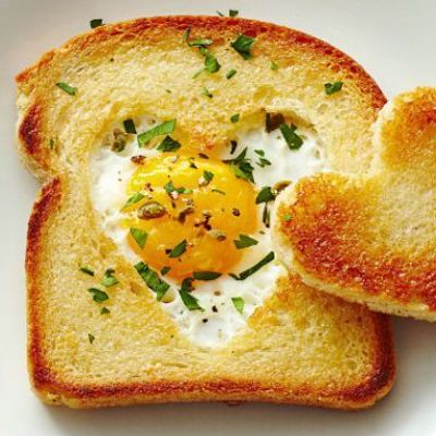 Романтический тост с яйцом на завтрак для влюблённых