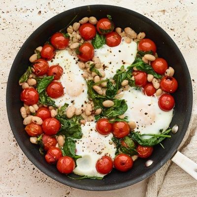 Питаемся полезно: яичница с фасолью, помидорами и шпинатом