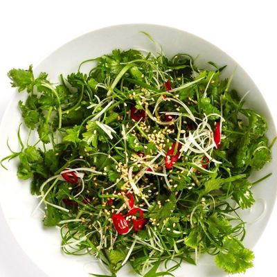 Витаминный салат из зелёного лука, чили и зелени