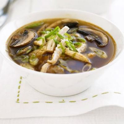 Пикантный тайский суп с курицей и грибами за 15 минут