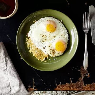 Яйца на сырном криспе - вкусный и оригинальный завтрак