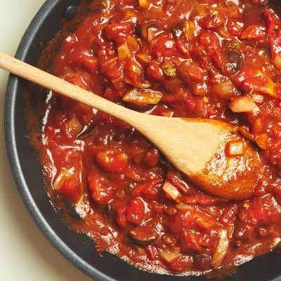 Острые макароны в томатном соусе за 20 минут