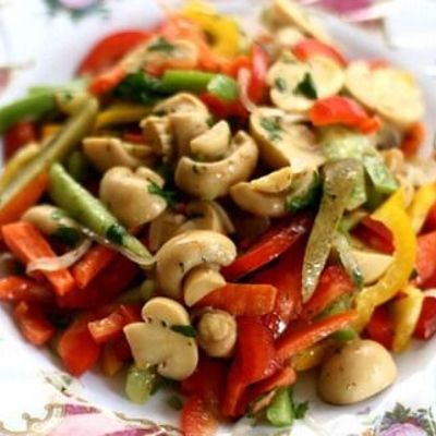 Салат из грибов и фасоли с овощами на все случаи жизни