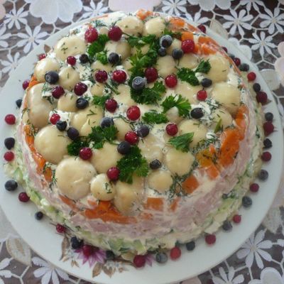Новогодний слоёный салат с маринованными грибами