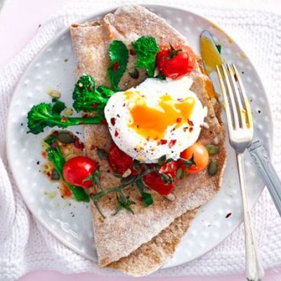 Красивый и вкусный завтрак - яйцо пашот с брокколи и томатами