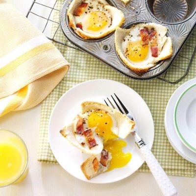 Вкусные тосты с яйцом и беконом на завтрак