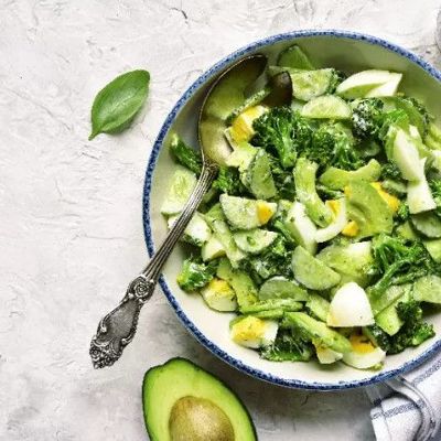 Вкусный зелёный салат с авокадо и огурцом