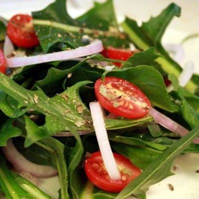 Необычный весенний салат из одуванчиков - почти бесплатно